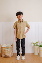 Muat gambar ke penampil Galeri, Kemeja Lengan Pendek Anak Laki Cokelat/ Boys Short Sleeve Shirt Brown/ That's Donald Latte Quack