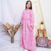 Load image into Gallery viewer, Maxi Poplin Dress/ Ghamis Anak Perempuan Pink/ Rodeo Junior Girl Sunny Garden